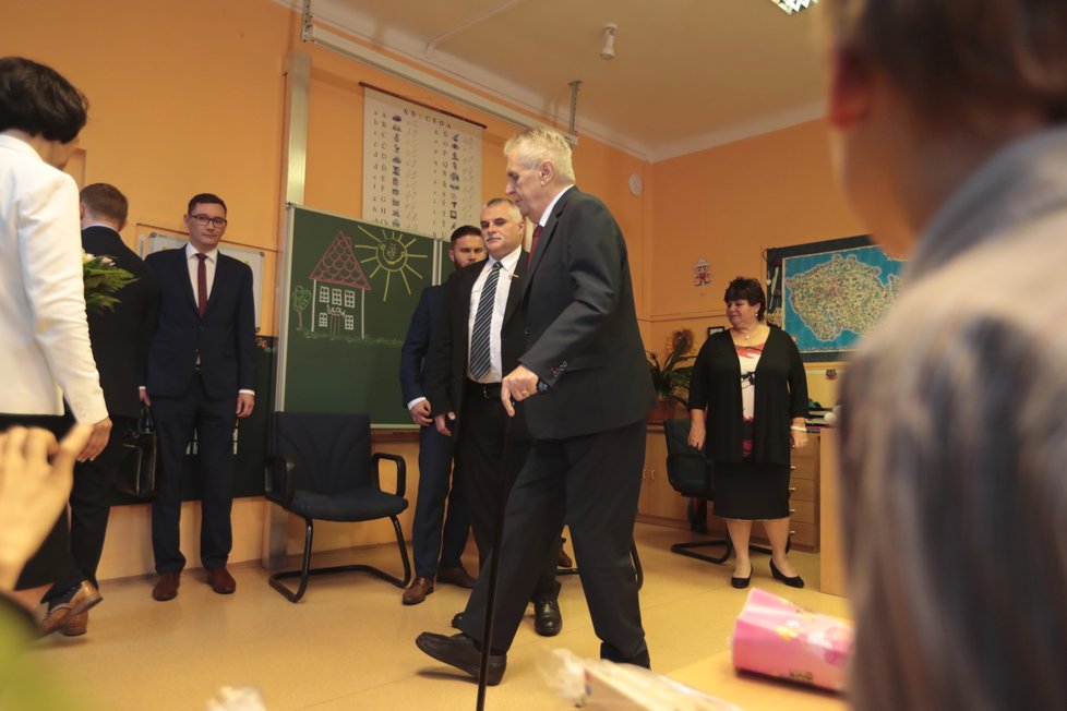 Miloš Zeman v doprovodu manželky Ivany zavítal 3. září 2018 mezi prvňáčky na Praze 6