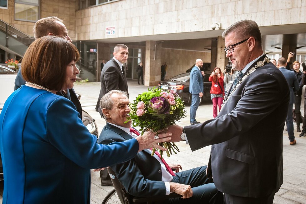 Prezident Miloš Zeman a první dáma Ivana Zemanová při návštěvě Ústeckého kraje s hejtmanem Schillerem (ANO)