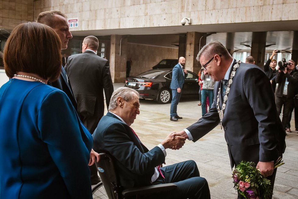 Prezident Miloš Zeman a první dáma Ivana Zemanová při návštěvě Ústeckého kraje s hejtmanem Schillerem (ANO)