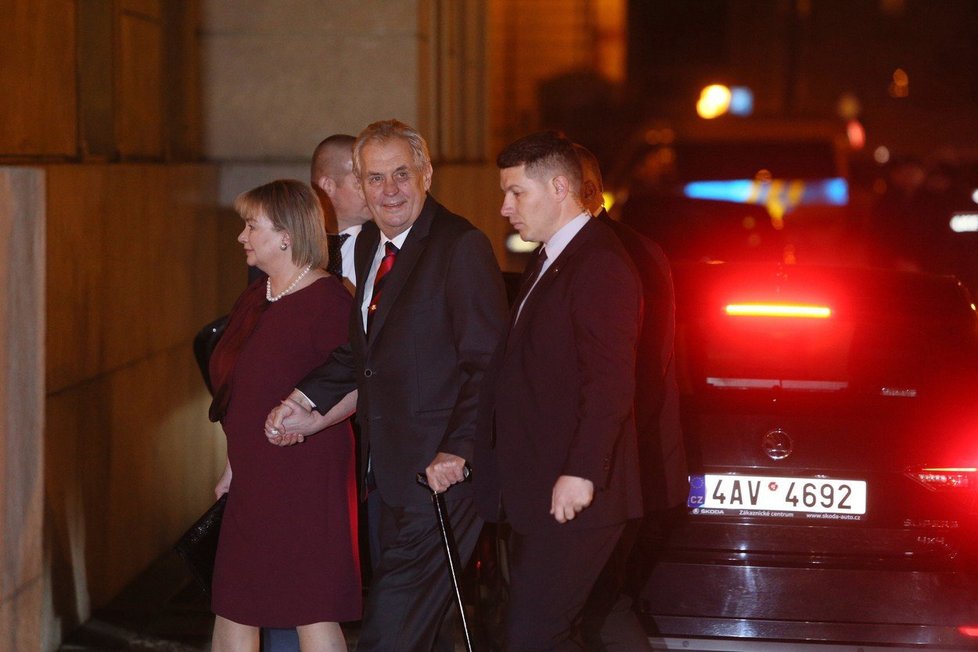 Miloše Zemana doprovodila do Rudolfina Ivana Zemanová v nevýrazných vínových šatech.