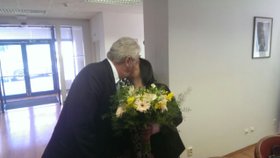 Kytice a žhavá pusa pro Ivanku k svátku. Ivana Zemanová dostala na svátek od prezidenta romantický dárek.