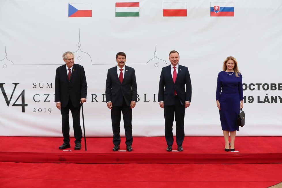 Zleva český prezident Miloš Zeman, prezident Maďarska János Áder, prezident Polska Andrzej Duda a slovenská hlava státu Zuzana Čaputová na summitu V4 na zámku v Lánech (2. 10. 2019)