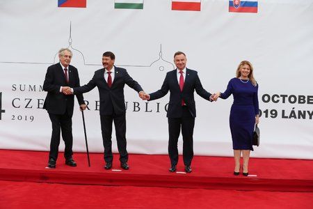 Summit V4 v Lánech: Podle Slováků „bizarní“ fotka, jak píše pluska.sk
