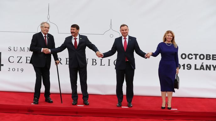 Zleva český prezident Miloš Zeman, prezident Maďarska János Áder, prezident Polska Andrzej Duda a slovenská hlava státu Zuzana Čaputová na summitu V4 na zámku v Lánech.