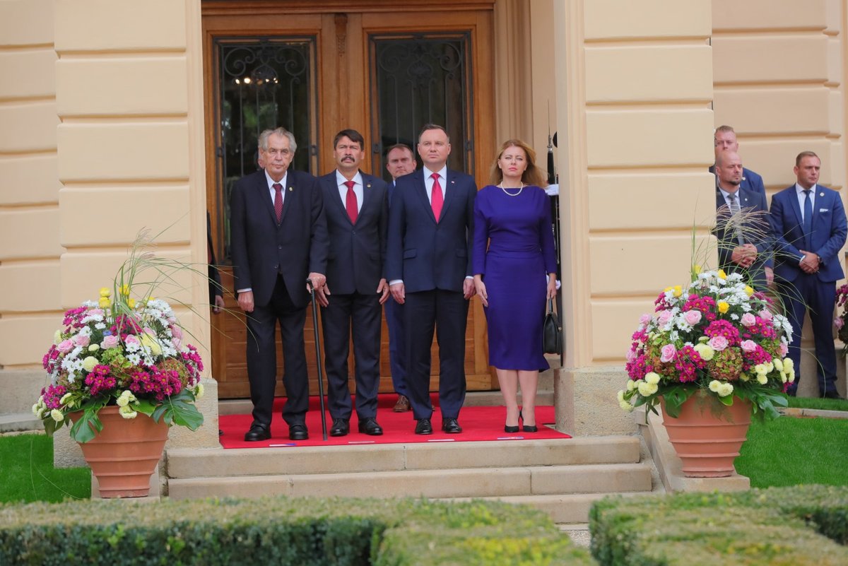 Zleva český prezident Miloš Zeman, prezident Maďarska János Áder, prezident Polska Andrzej Duda a slovenská hlava státu Zuzana Čaputová na summitu V4 na zámku v Lánech (2. 10. 2019)