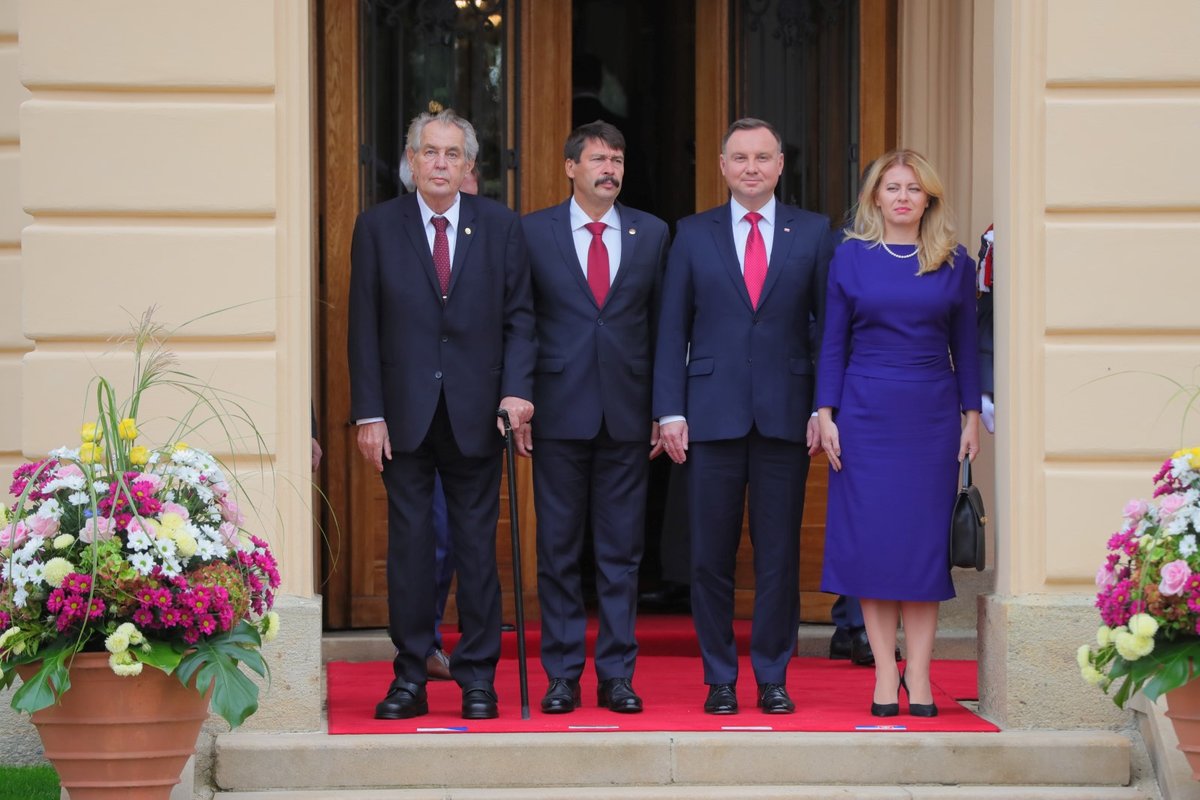 Zleva český prezident Miloš Zeman, prezident Maďarska János Áder, prezident Polska Andrzej Duda a slovenská hlava státu Zuzana Čaputová na summitu V4 na zámku v Lánech (2. 10. 2019)