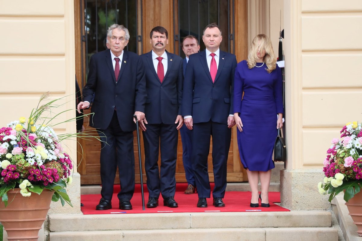 Zleva český prezident Miloš Zeman, prezident Maďarska János Áder, prezident Polska Andrzej Duda a slovenská hlava státu Zuzana Čaputová na summitu V4 na zámku v Lánech (2. 10. 2019)