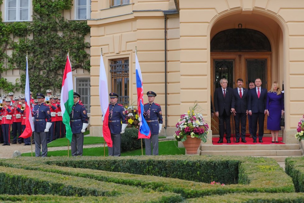 Zleva český prezident Miloš Zeman, prezident Maďarska János Áder, prezident Polska Andrzej Duda a slovenská hlava státu Zuzana Čaputová na summitu V4 na zámku v Lánech (2. 10. 2019)