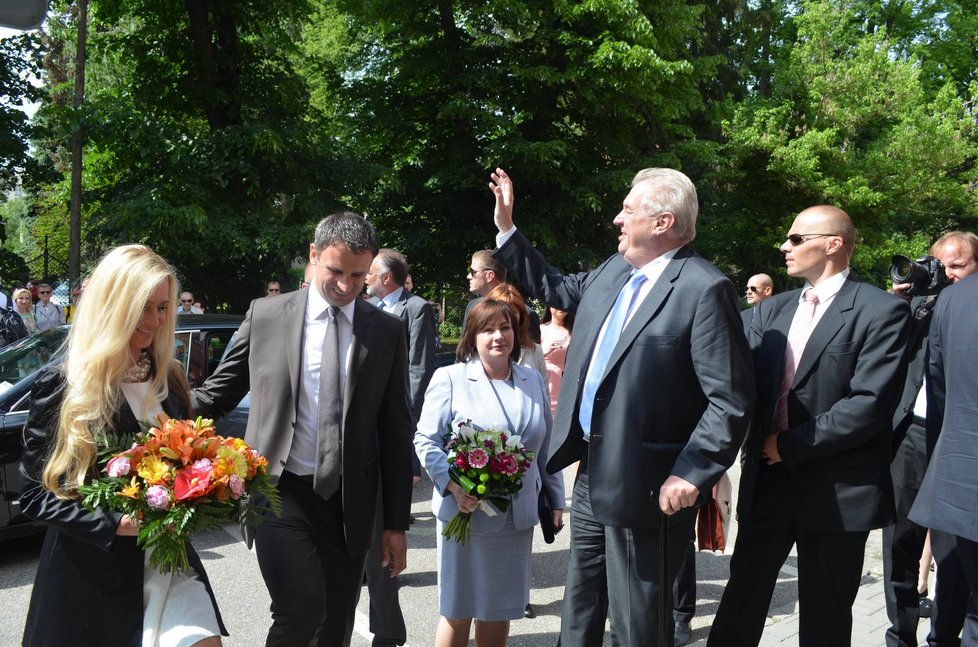 Prezident Zeman zdraví na dálku své odpůrce