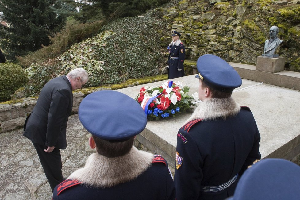 Miloš Zeman u hrobky československého prezidenta Beneše