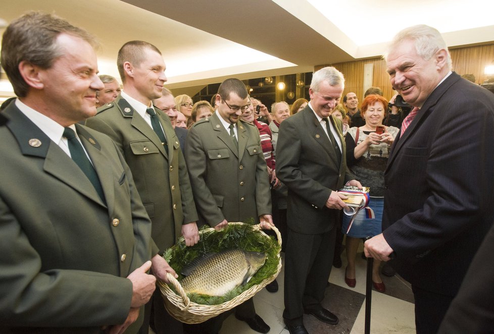 Macek pro prezidenta: Zeman dostal od třeboňských rybářů desetikilového kapra