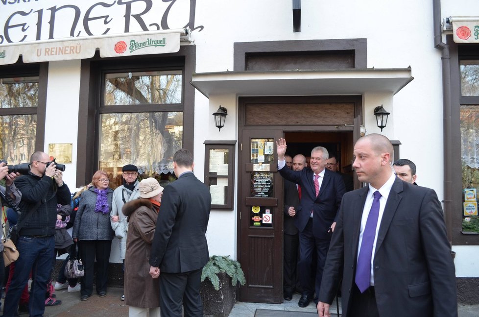 MIloš Zeman vychází z písecké restaurace U Reinerů