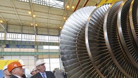 Zeman si v jaderné elektrárně Temelín prohlédl turbosoustrojí.