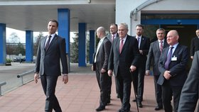 Prezidentská suita vyrazila na jih Čech. Prezident Zeman kvůli poraněnému kolenu stále kráčel o hůlce.