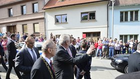 Miloš Zeman v Jihočeském kraji: Opět se objevili odpůrci se červenými kartami