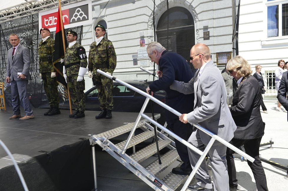 Miloš Zeman v Táboře: Do schodů mu museli pomáhat