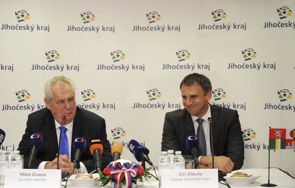 Miloš Zeman s hejtmanem Zimolou na konci své návštěvy Jihočeského kraje