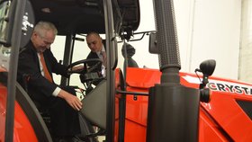 Prezident Miloš Zeman při návštěvě Jihomoravského kraje usedl i do traktoru.