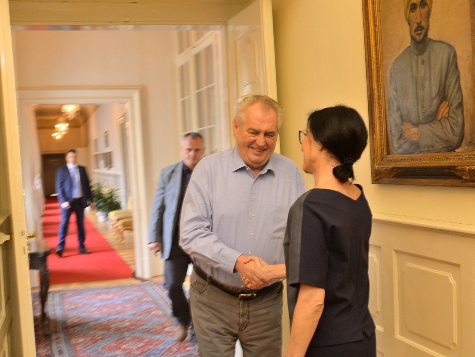 Miloš Zeman se zdraví s generální ředitelkou Czech News Center Libuší Šmuclerovou.
