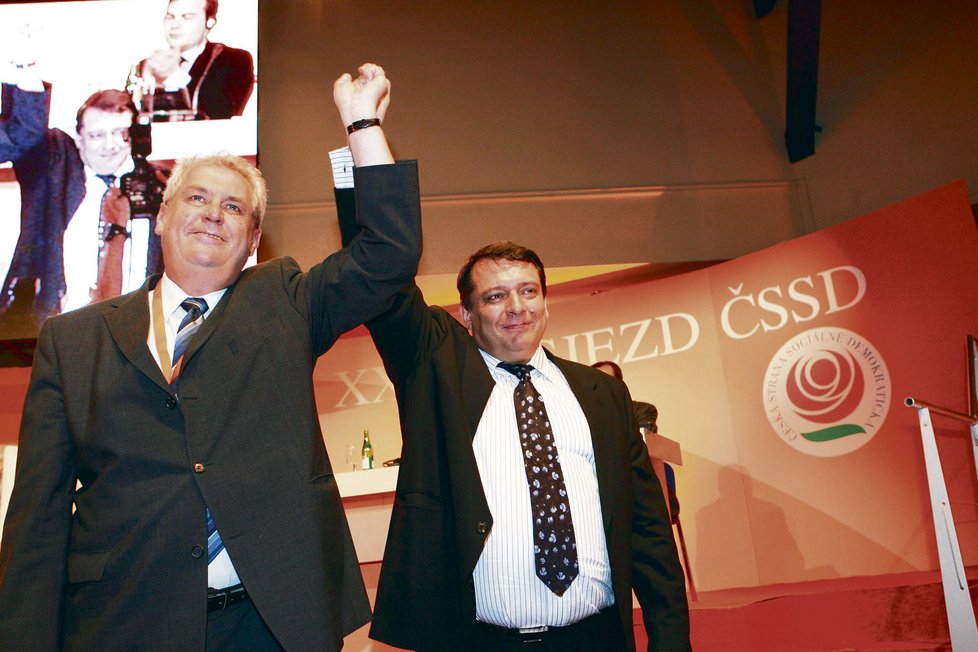 Květen 2006: Na mimořádném sjezdu ČSSD se Paroubek stává novým šéfem strany. Zeman se tehdy ještě raduje, jeho podpora zajistila Paroubkův vzestup. Krátce po červnových volbách ale už Zeman Paroubka kritizoval.