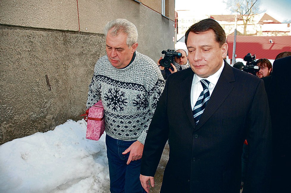 Únor 2006: Expremiér Miloš Zeman na své chalupě v Novém Veselí slibuje Paroubkovi, že mu pomůže: „Dnes už legendární autobus Zemák vyjede se mnou na palubě, aby podpořil Jiřího Paroubka na Ústecku.“