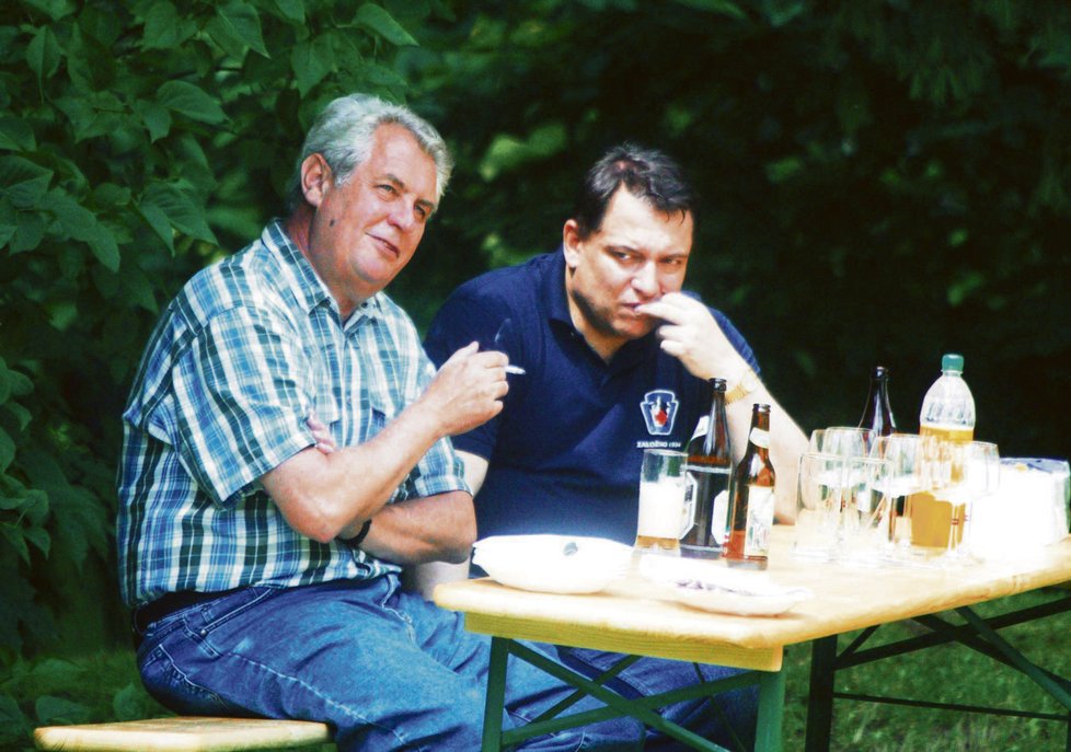 Červenec 2005: Paroubek pozval Zemana na svou chalupu v Horním Maxově na Jablonecku. Zeman tehdy řekl, že může počítat s jeho podporou. Naopak odmítl pomoc Stanislavu Grossovi, který později rezignoval.