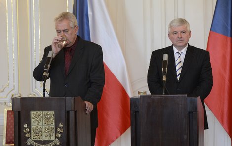 Miloš Zeman a Jiří Rusnok  jsou na ostudu experti.