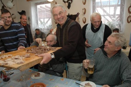 Zeman podle nové směrnice EU pozvání na zabijačku od známých dostat nemůže.