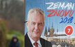 Znovuzvolení prezidenta Miloše Zemana propagují po Praze nové plakáty (na snímku z 28. prosince). Zeman přitom několikrát slíbil, že žádnou kampaň nepovede. Odmítá se proto účastnit i předvolebních debat, za což ho protikandidáti kritizují.