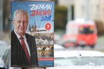 Znovuzvolení prezidenta Miloše Zemana propagují po Praze nové plakáty (na snímku z 28. prosince). Zeman přitom několikrát slíbil, že žádnou kampaň nepovede. Odmítá se proto účastnit i předvolebních debat, za což ho protikandidáti kritizují.