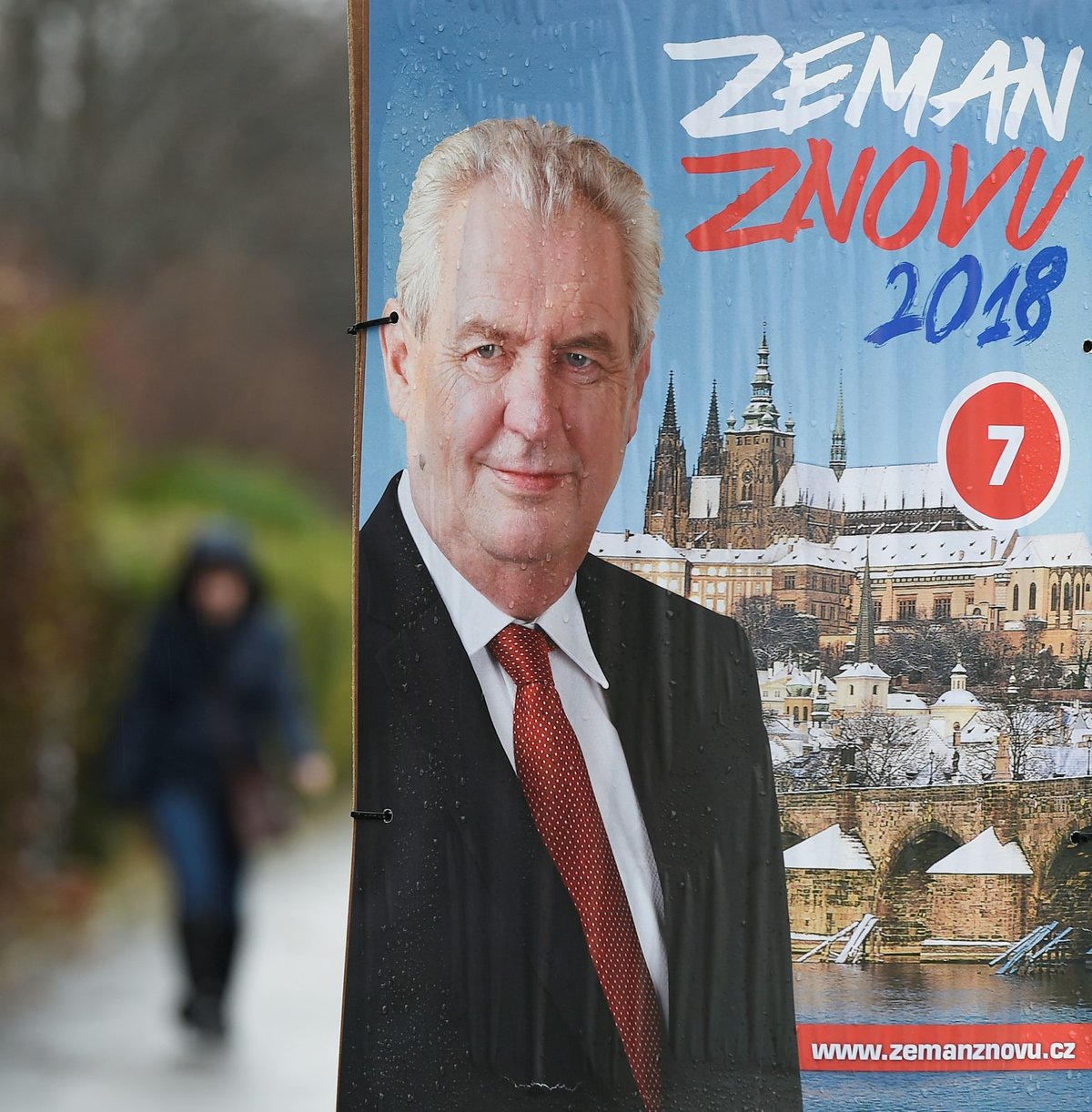 Znovuzvolení prezidenta Miloše Zemana propagují po Praze nové plakáty (na snímku z 28. prosince). Zeman přitom několikrát slíbil, že žádnou kampaň nepovede. Odmítá se proto účastnit i předvolebních debat, za což ho protikandidáti kritizují.