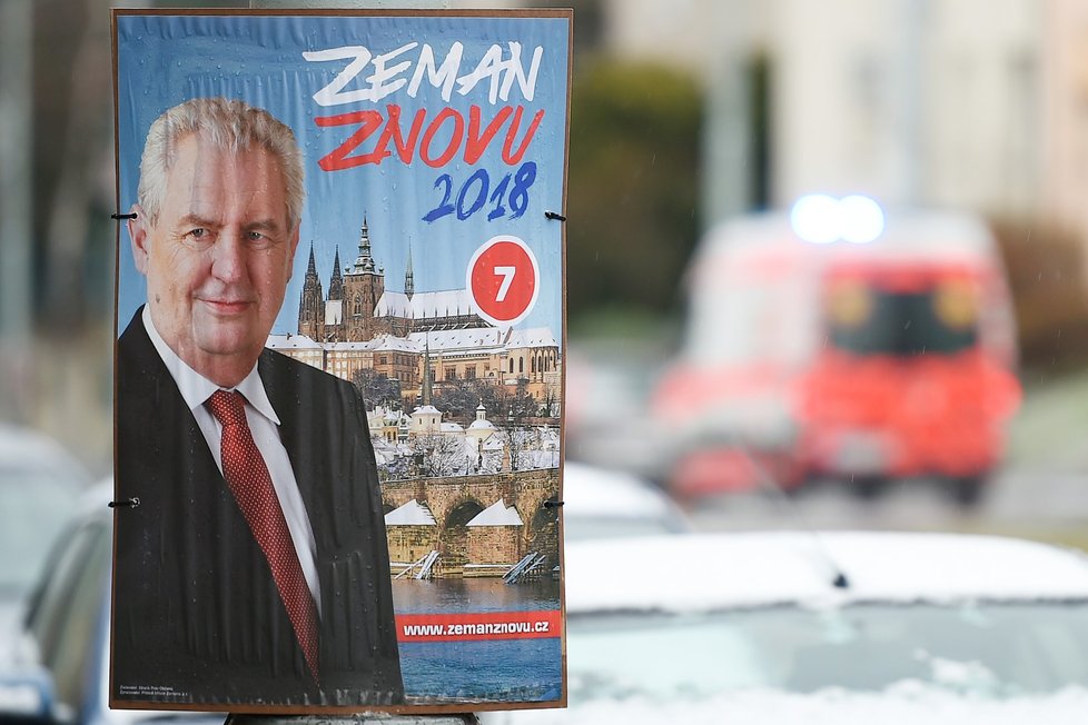 Znovuzvolení prezidenta Miloše Zemana propagují po Praze nové plakáty (na snímku z 28. prosince). Zeman přitom několikrát slíbil, že žádnou kampaň nepovede. Odmítá se proto účastnit i předvolebních debat, za což ho protikandidáti kritizují.