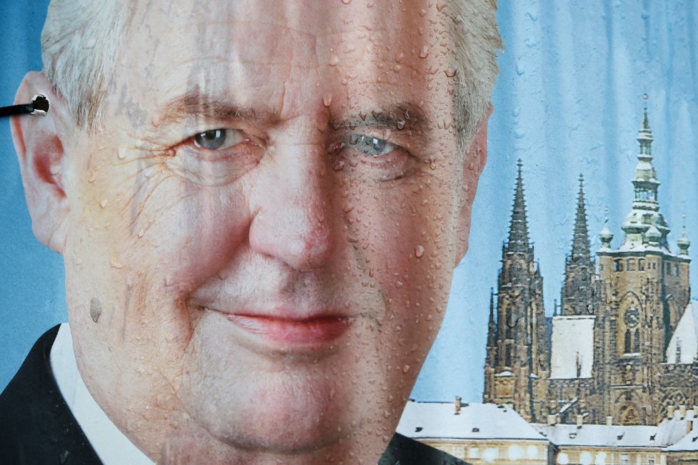 Znovuzvolení prezidenta Miloše Zemana propagují po Praze nové plakáty (na snímku z 28. prosince). Zeman přitom několikrát slíbil, že žádnou kampaň nepovede. Odmítá se proto účastnit i předvolebních debat, za což ho protikandidáti kritizují