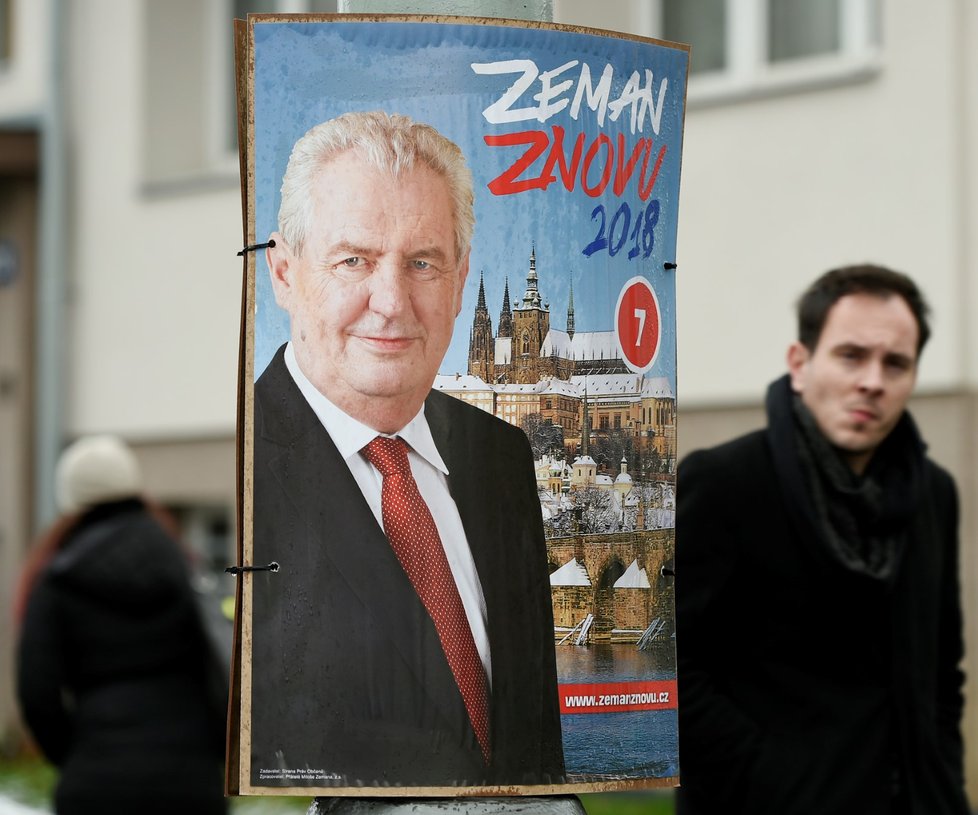 Znovuzvolení prezidenta Miloše Zemana propagují po Praze nové plakáty (na snímku z 28. prosince). Zeman přitom několikrát slíbil, že žádnou kampaň nepovede. Odmítá se proto účastnit i předvolebních debat, za což ho protikandidáti kritizují.