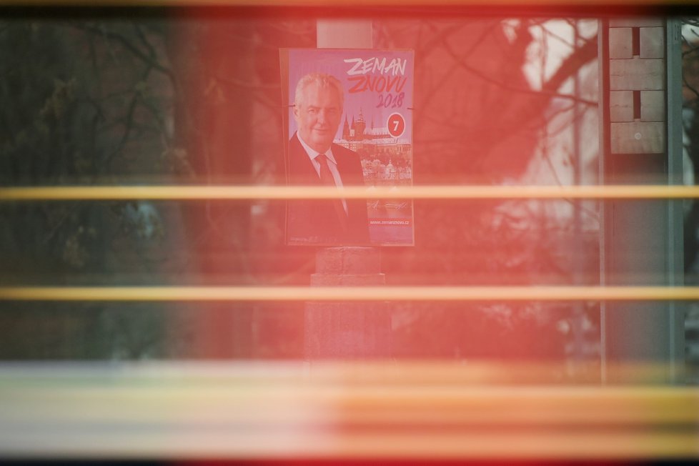 Znovuzvolení prezidenta Miloše Zemana propagují po Praze nové plakáty (na snímku z 28. prosince). Zeman přitom několikrát slíbil, že žádnou kampaň nepovede. Odmítá se proto účastnit i předvolebních debat, za což ho protikandidáti kritizují.