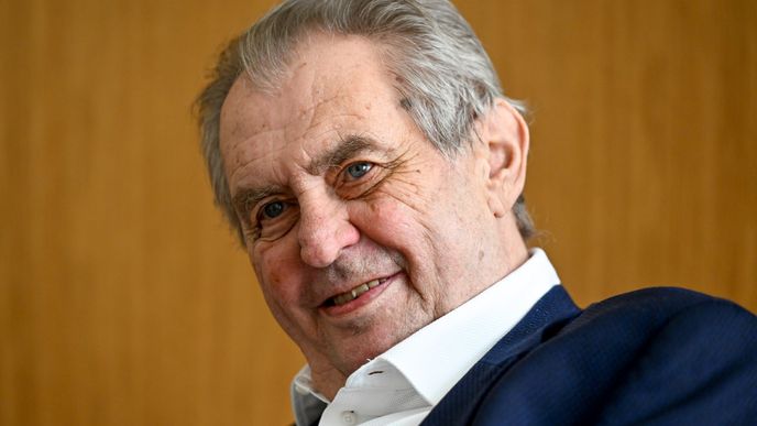 Bývalý prezident Miloš Zeman ve své kanceláři (27. 4. 2023)