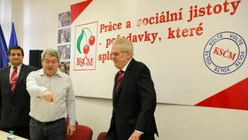 Pane kandidáte, tady se posaďte: Miloš Zeman s šéfem KSČM Vojtěchem Filipem ve stranickém sídle komunistů