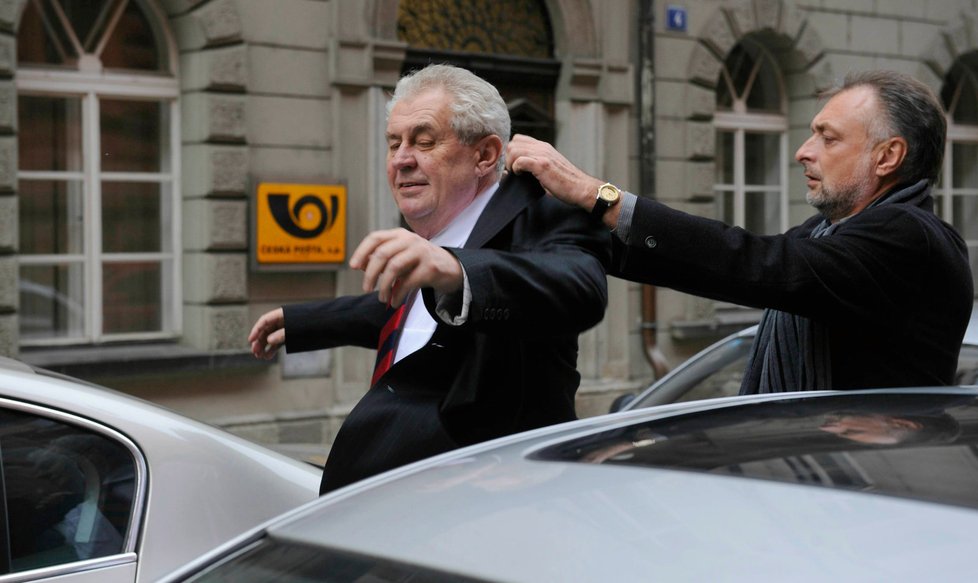 V prosinci 2012 byl Zeman před prezidentskou volbou žádat o podporu v sídle ÚV KSČM