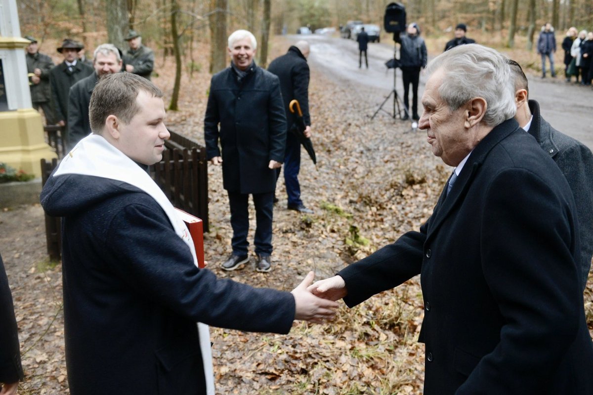 Žehnání nové kapličce se v Lánech zúčastnil i prezident Miloš Zeman