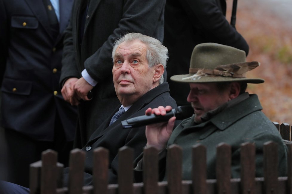 Miloš Zeman u kapličky v Lánech.  (28.01.2020)