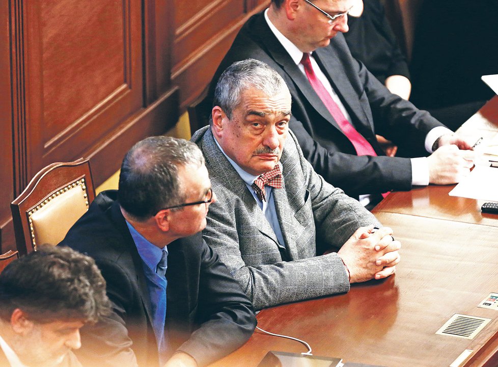 Šlofíka si ve Sněmovně v úterý opět dopřával ministr zahraničí Karel Schwarzenberg (75; TOP 09).