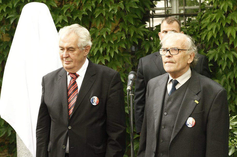 Miloš Zeman s Karlem Srpem při odhalení busty Françoise Mitterranda