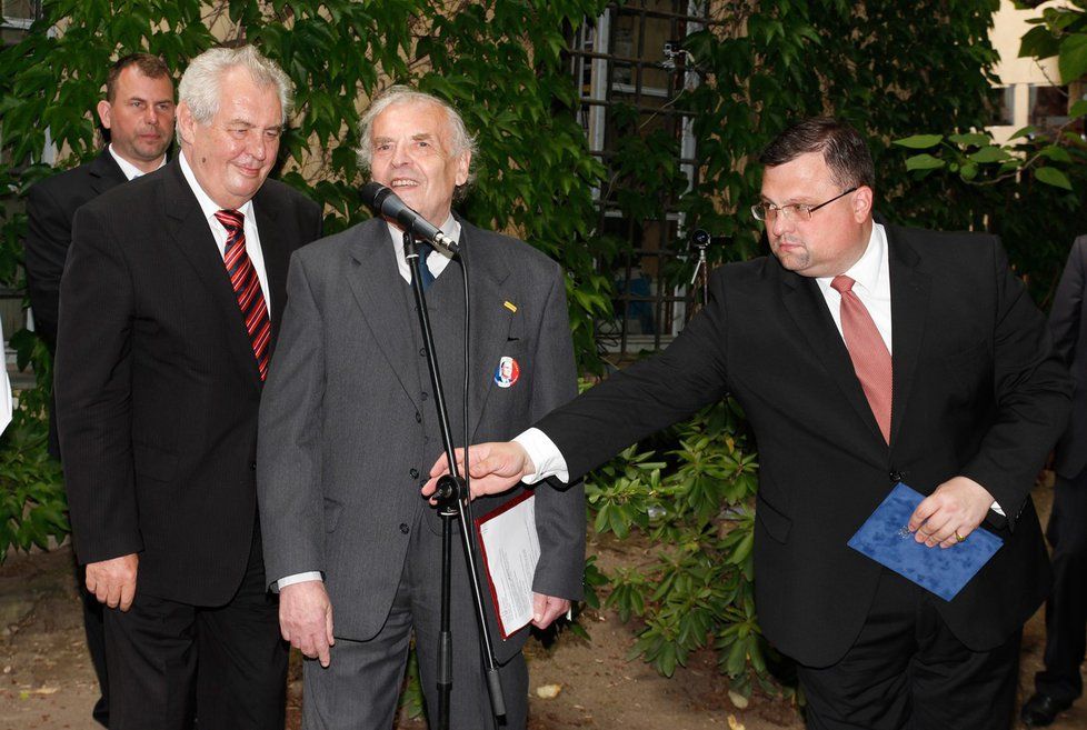 Miloš Zeman s Karlem Srpem při odhalení busty Françoise Mitterranda