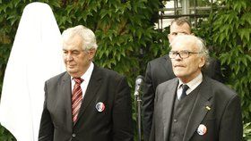 Miloš Zeman s Karlem Srpem během slavnostního odhalení busty Françoise Mitterranda v červenci 2015