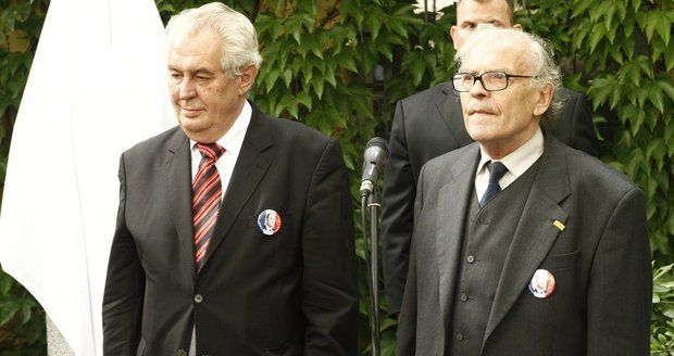 Miloš Zeman s Karlem Srpem během slavnostního odhalení busty Françoise Mitterranda v červenci 2015.
