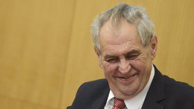 Miloš Zeman lichotil v Karlových Varech hejtmance Mračkové Vildumetzové (ANO)