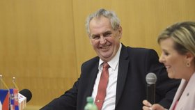 Miloš Zeman lichotil v Karlových Varech hejtmance Mračkové Vildumetzové (ANO)