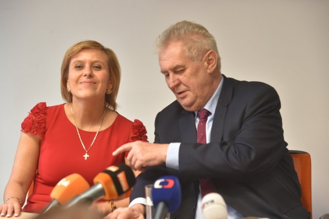 Miloš Zeman v Karlovarském kraji v roce 2017: S hejtmankou Vildumetzovou