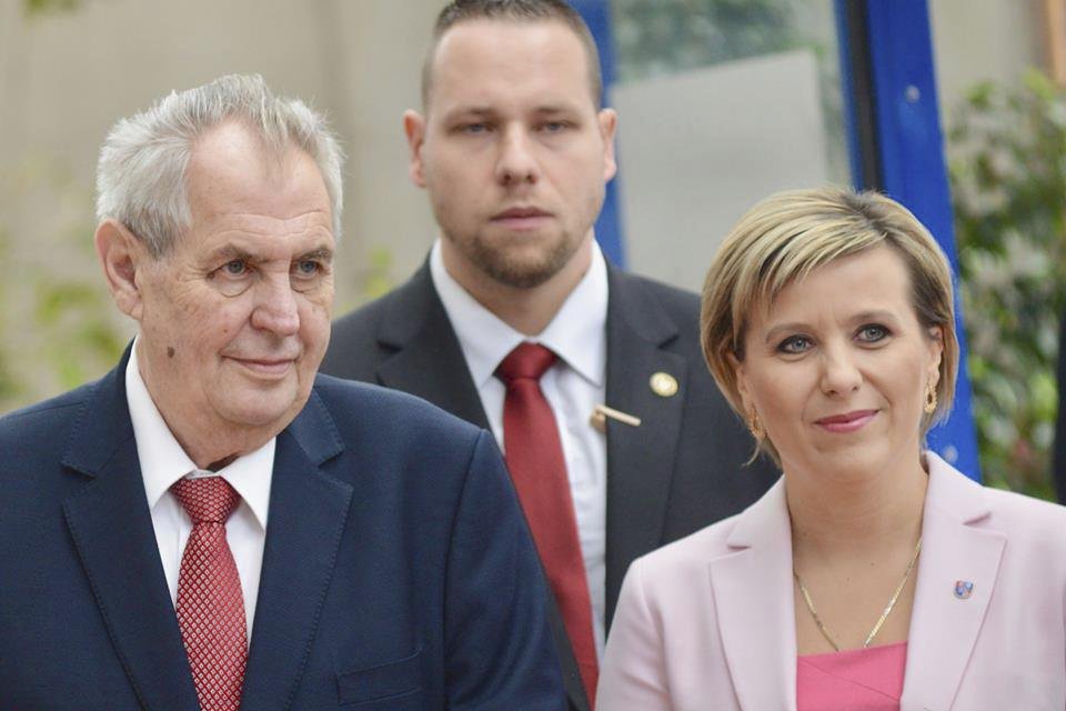 Přivítání Miloše Zemana bývalou hejtmankou Janou Mračkovou Vildumetzovou v Karlovarském kraji (19. 3. 2019)