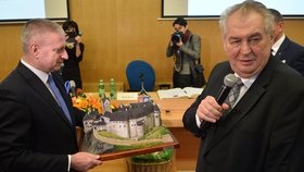 Zeman v Karlových Varech (březen 2016): Prezident s hejtmanem Havlem